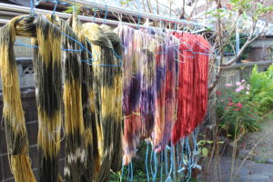 麻、綿、シルクの糸を草木染する～１色染、絣染、ぼかし染～